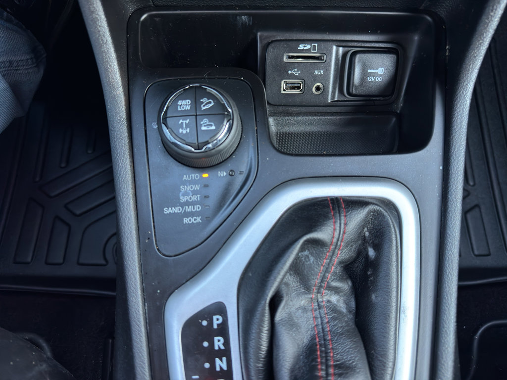 Used 2017 Jeep Cherokee Trailhawk image 21