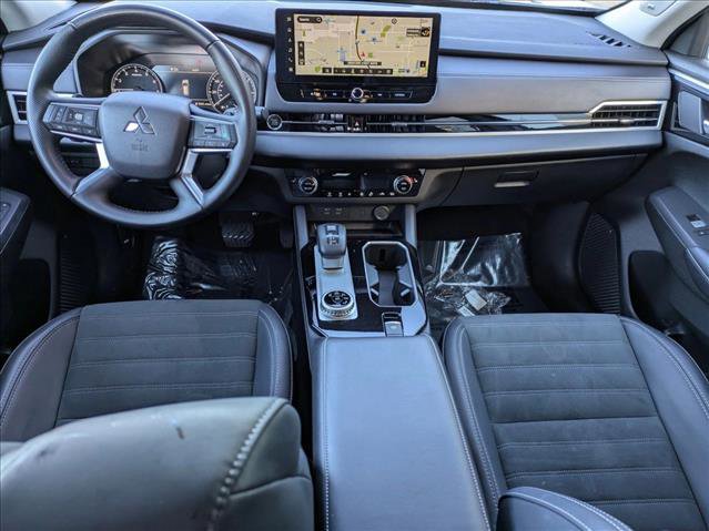 Used 2025 Mitsubishi Outlander SE image 17