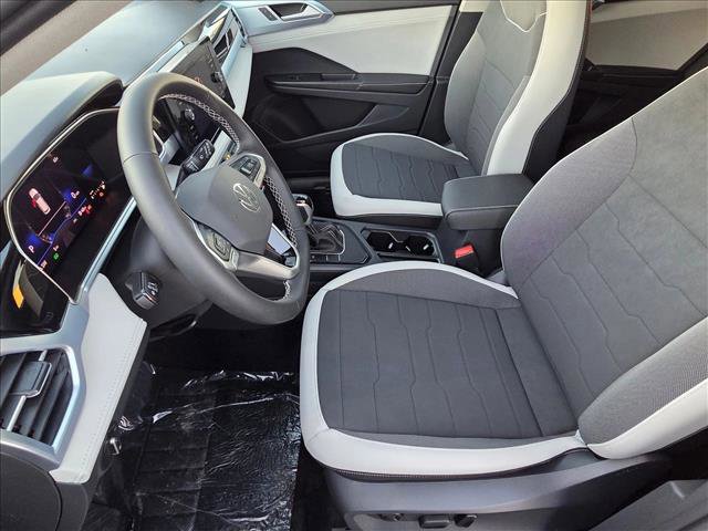 New 2026 Volkswagen Taos SE image 4