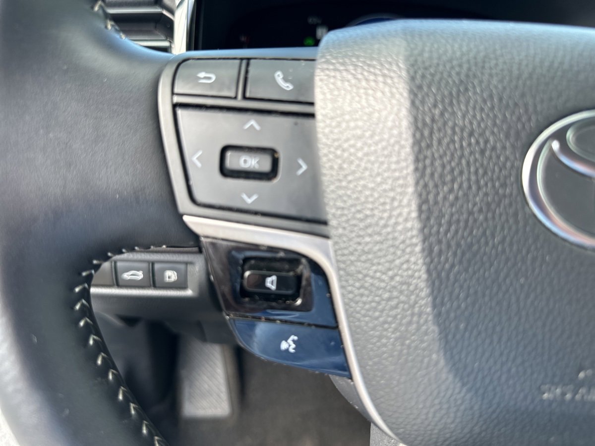 Used 2025 Toyota Camry SE image 13