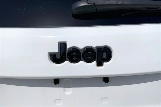 Certified 2022 Jeep Grand Cherokee Laredo X RWD image 27