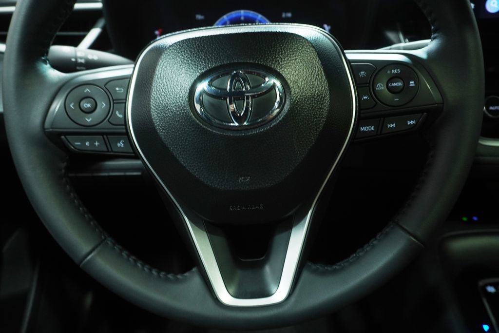 Used 2025 Toyota Corolla SE w/ SE Premium Package FWD image 17