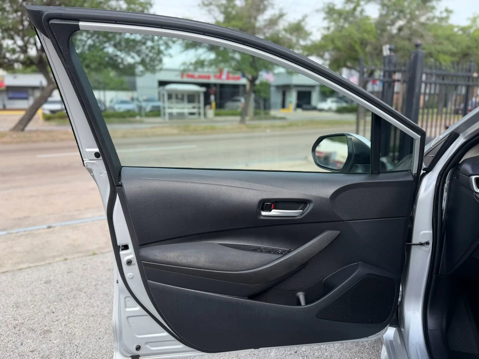Used 2021 Toyota Corolla LE FWD image 6