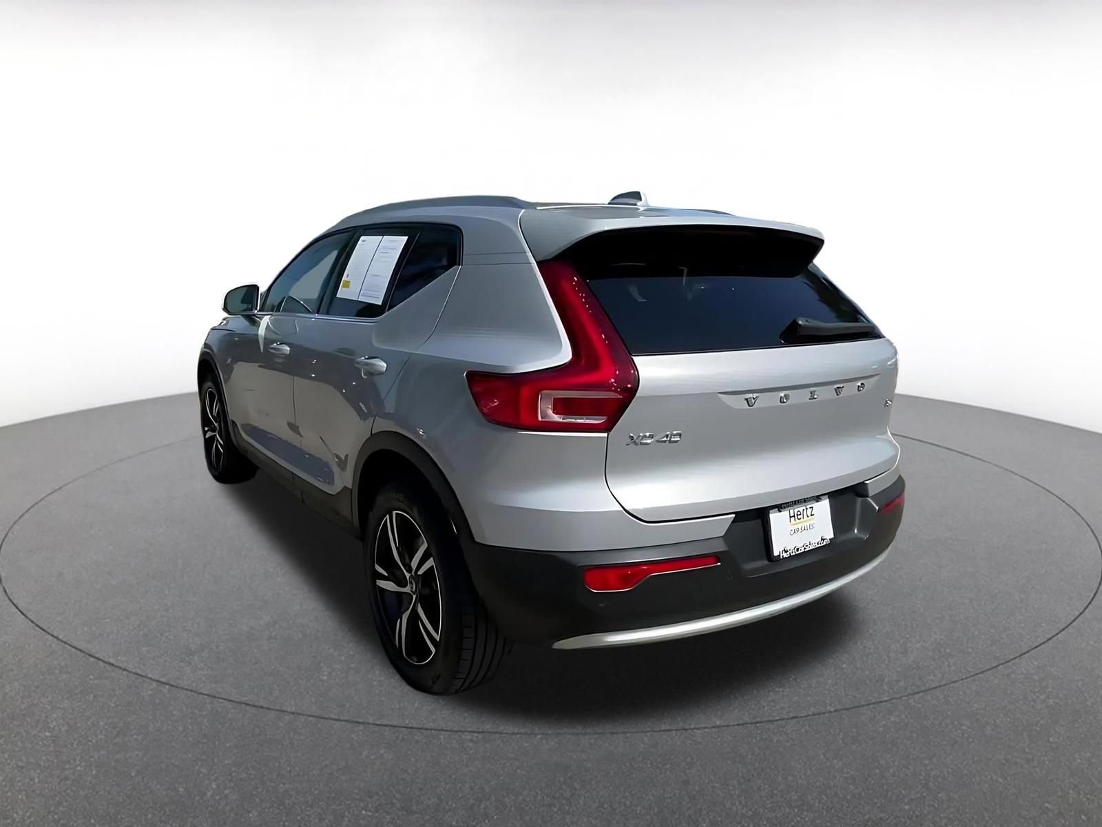 Used 2024 Volvo XC40 B5 Core image 11