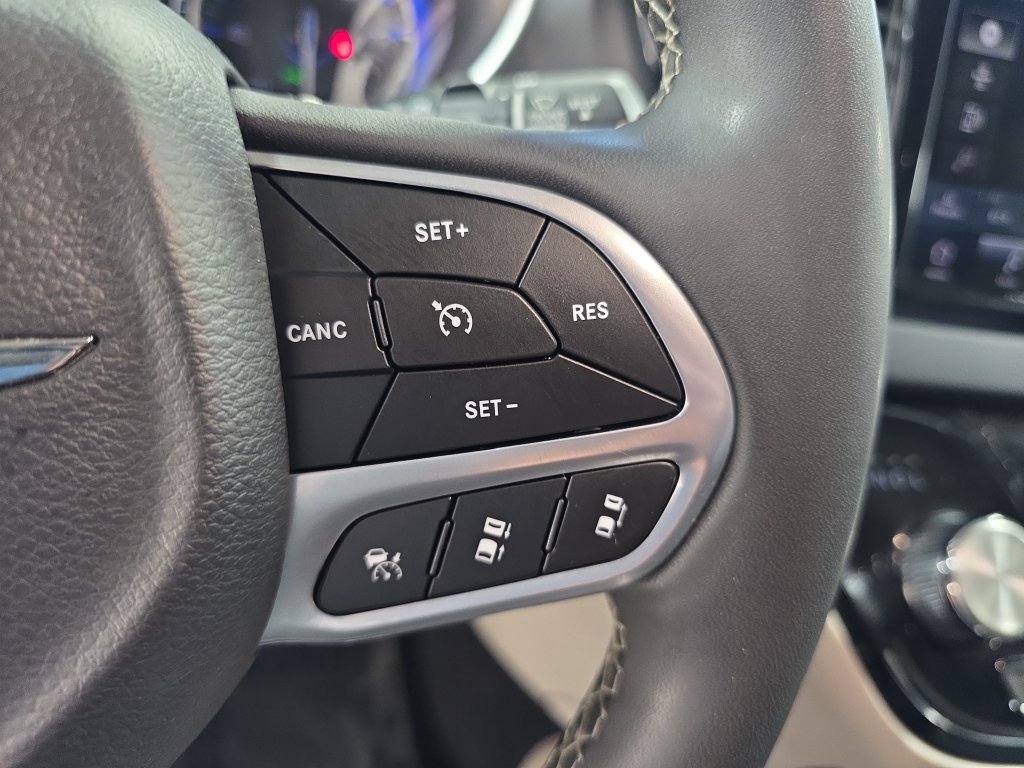 Used 2023 Chrysler Pacifica Touring-L FWD image 23