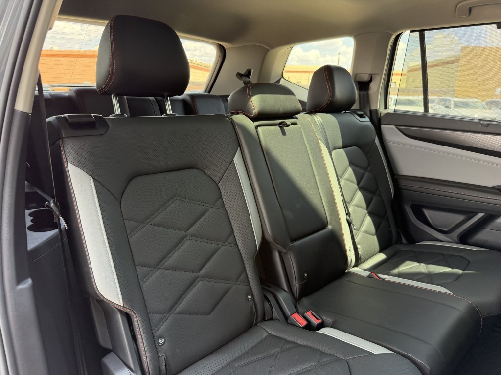 Used 2025 Volkswagen Atlas Peak Edition SE AWD/4WD image 41