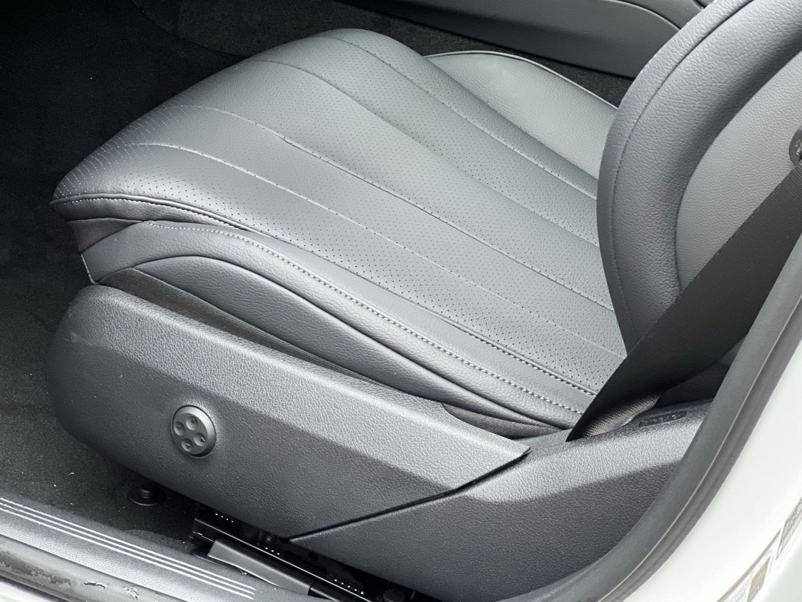 New 2026 Mercedes-Benz E 350 4MATIC Sedan image 12