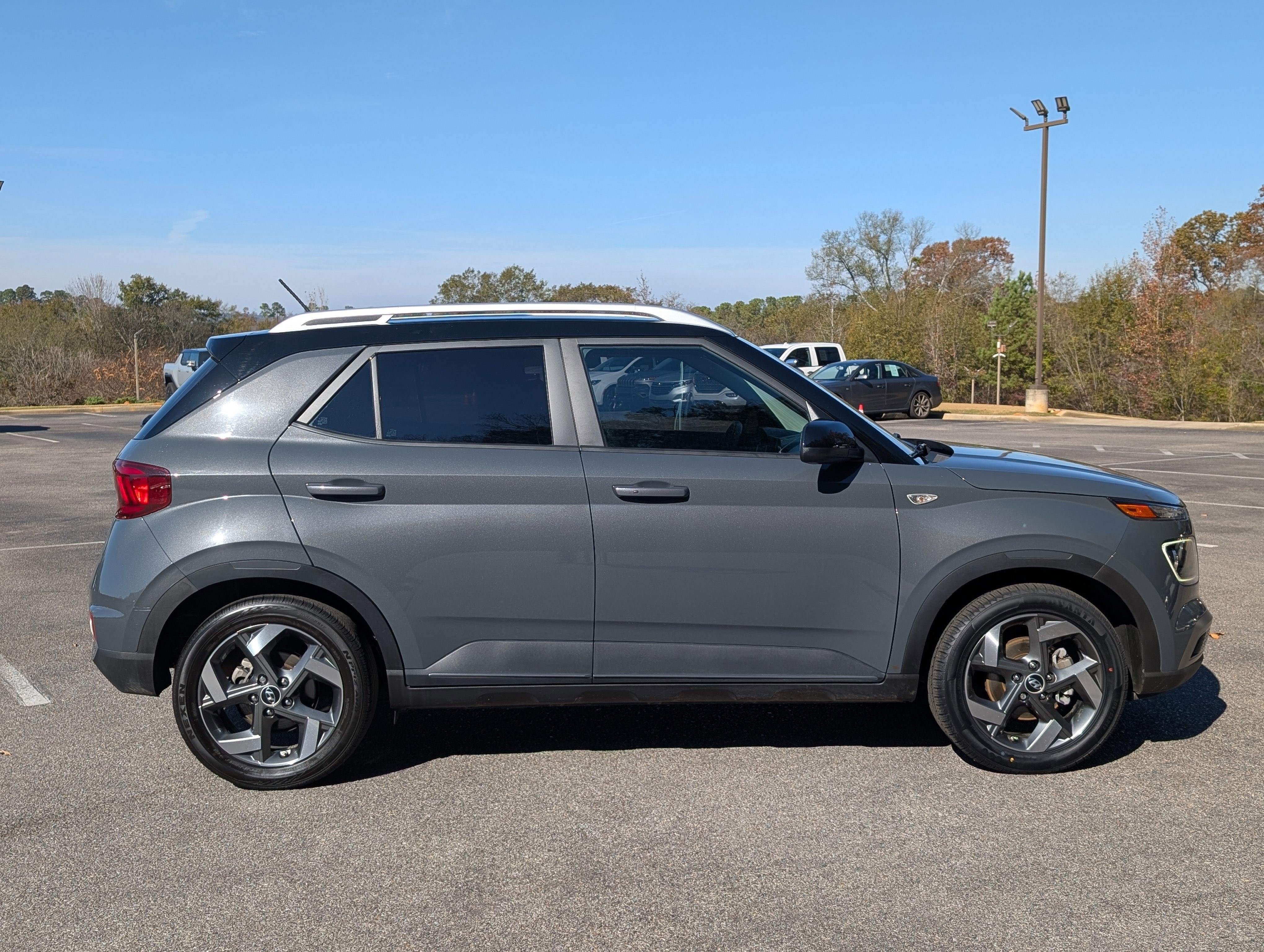 Used 2024 Hyundai Venue Limited image 10