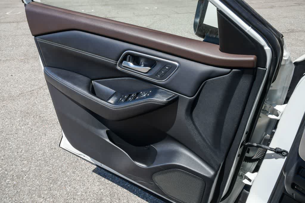 Used 2023 Nissan Rogue Platinum w/ Platinum Premium Package FWD image 24