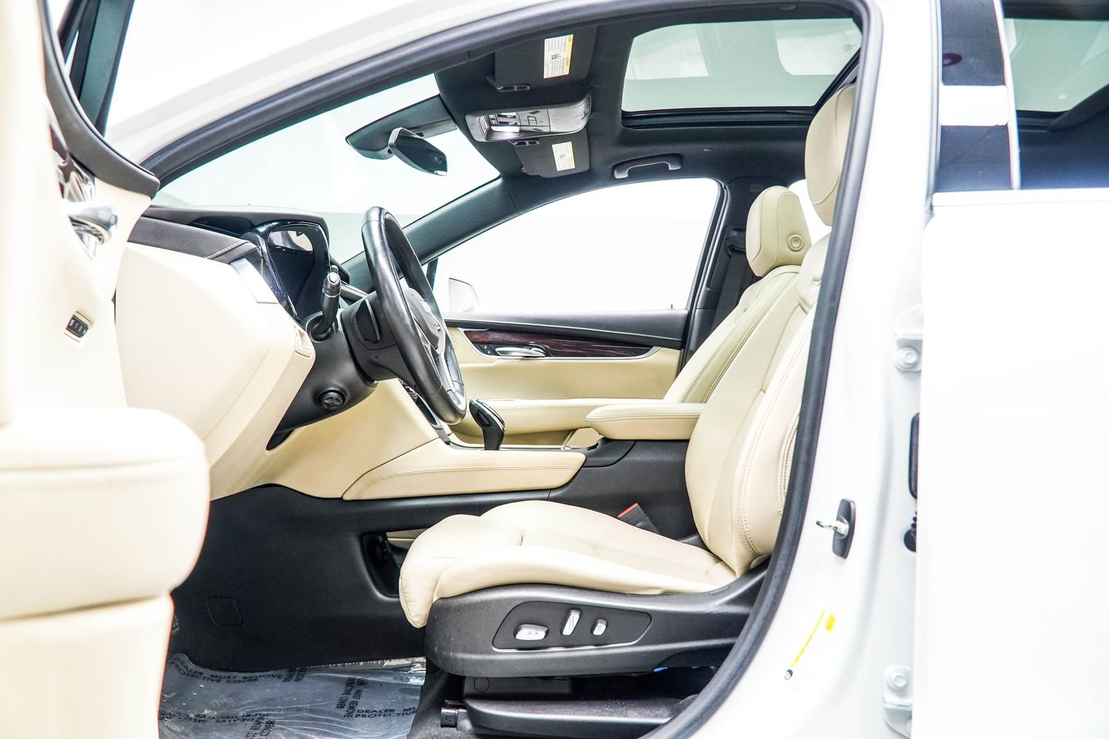 Used 2017 Cadillac XT5 Luxury w/ Driver Awareness Package image 32