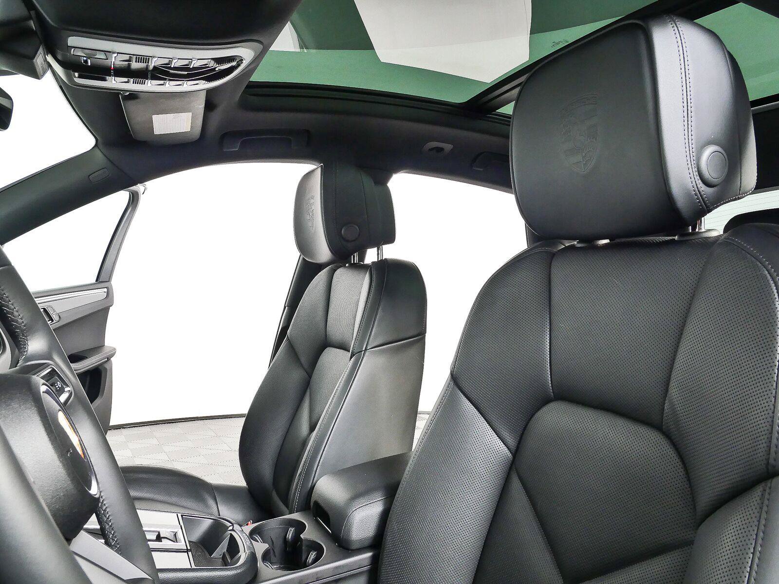 Certified 2025 Porsche Macan Turbo AWD/4WD image 5