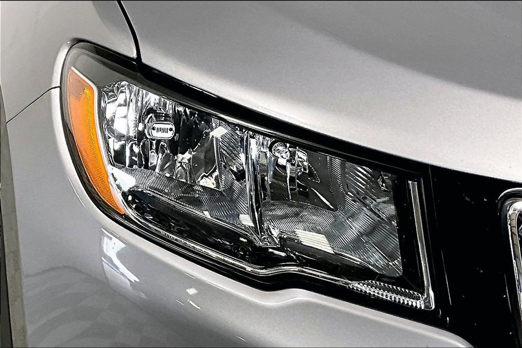 Used 2018 Jeep Compass Latitude w/ Cold Weather Group image 28