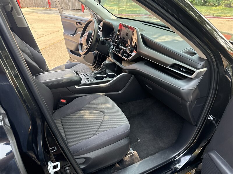 Used 2024 Toyota Highlander LE AWD/4WD image 23