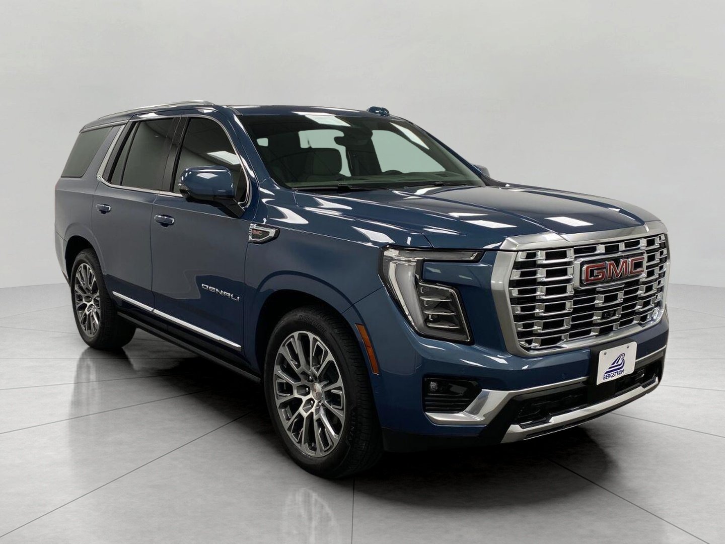 Used 2026 GMC Yukon Denali w/ Denali Reserve Package AWD/4WD image 1