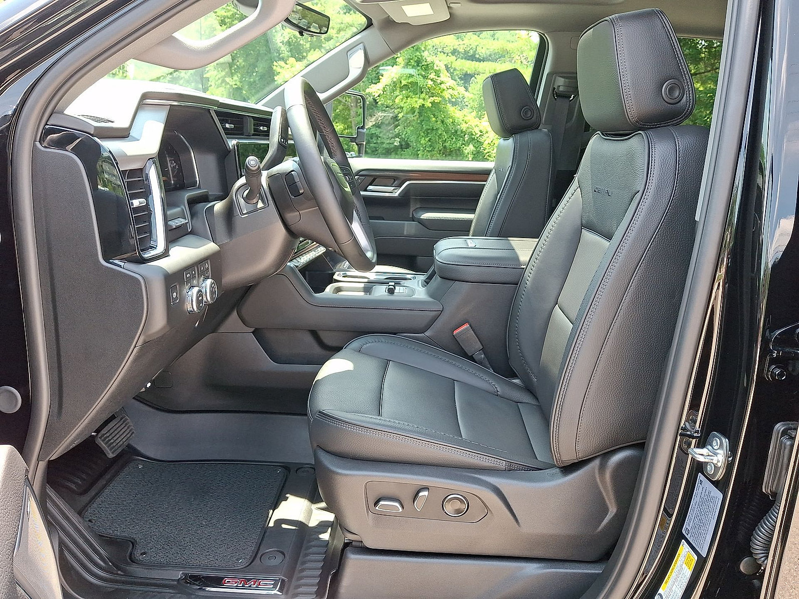 Used 2026 GMC Sierra 2500 Denali w/ Denali Reserve Package AWD/4WD image 11