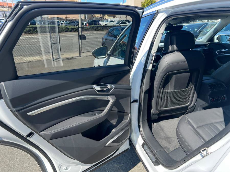 Used 2024 Audi Q8 e-tron Premium Plus w/ Premium Plus Package image 41