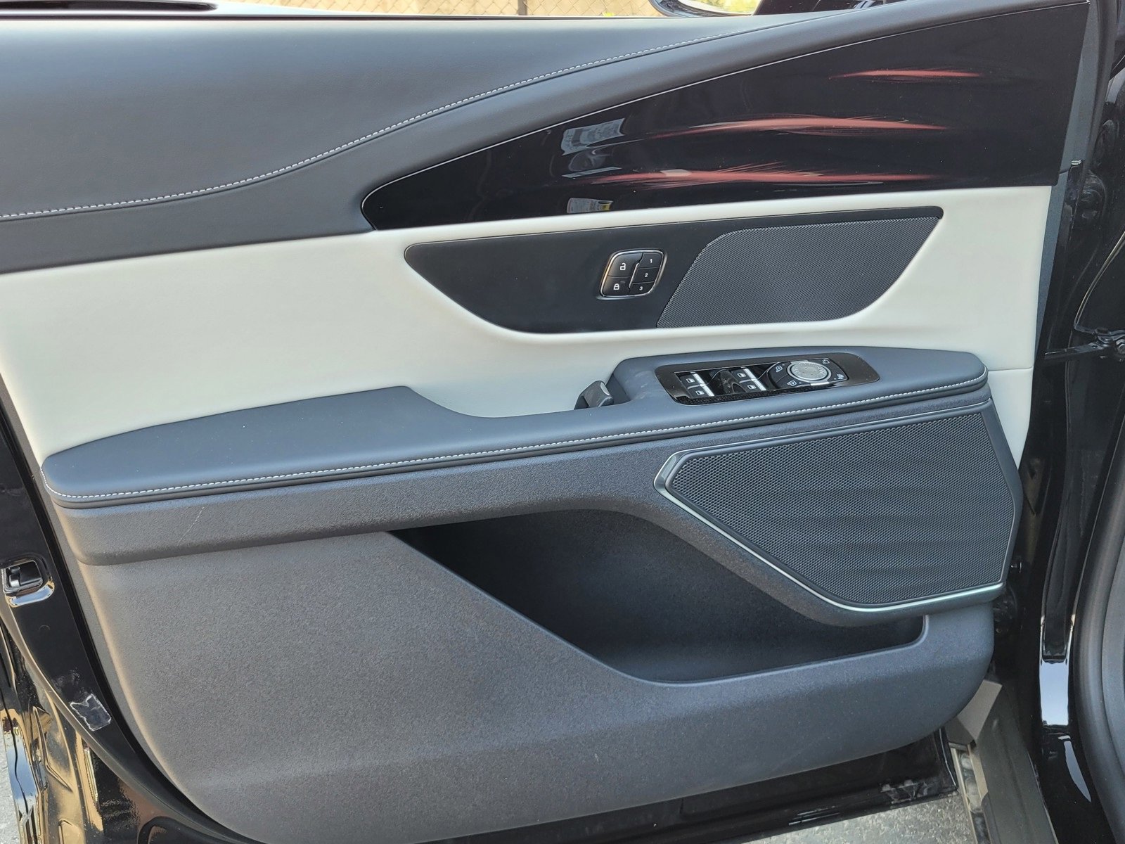 New 2025 Lincoln Nautilus Premier image 10