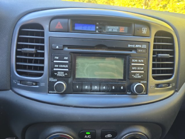 Used 2010 Hyundai Accent SE FWD image 19