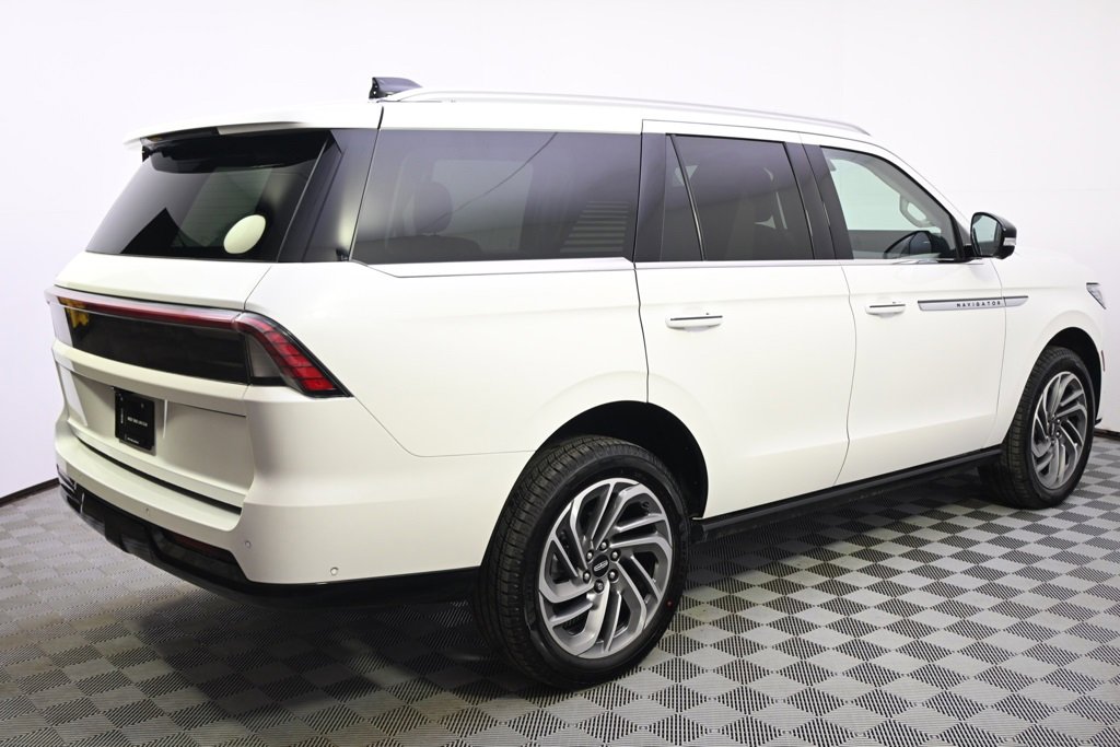 New 2025 Lincoln Navigator Reserve image 7