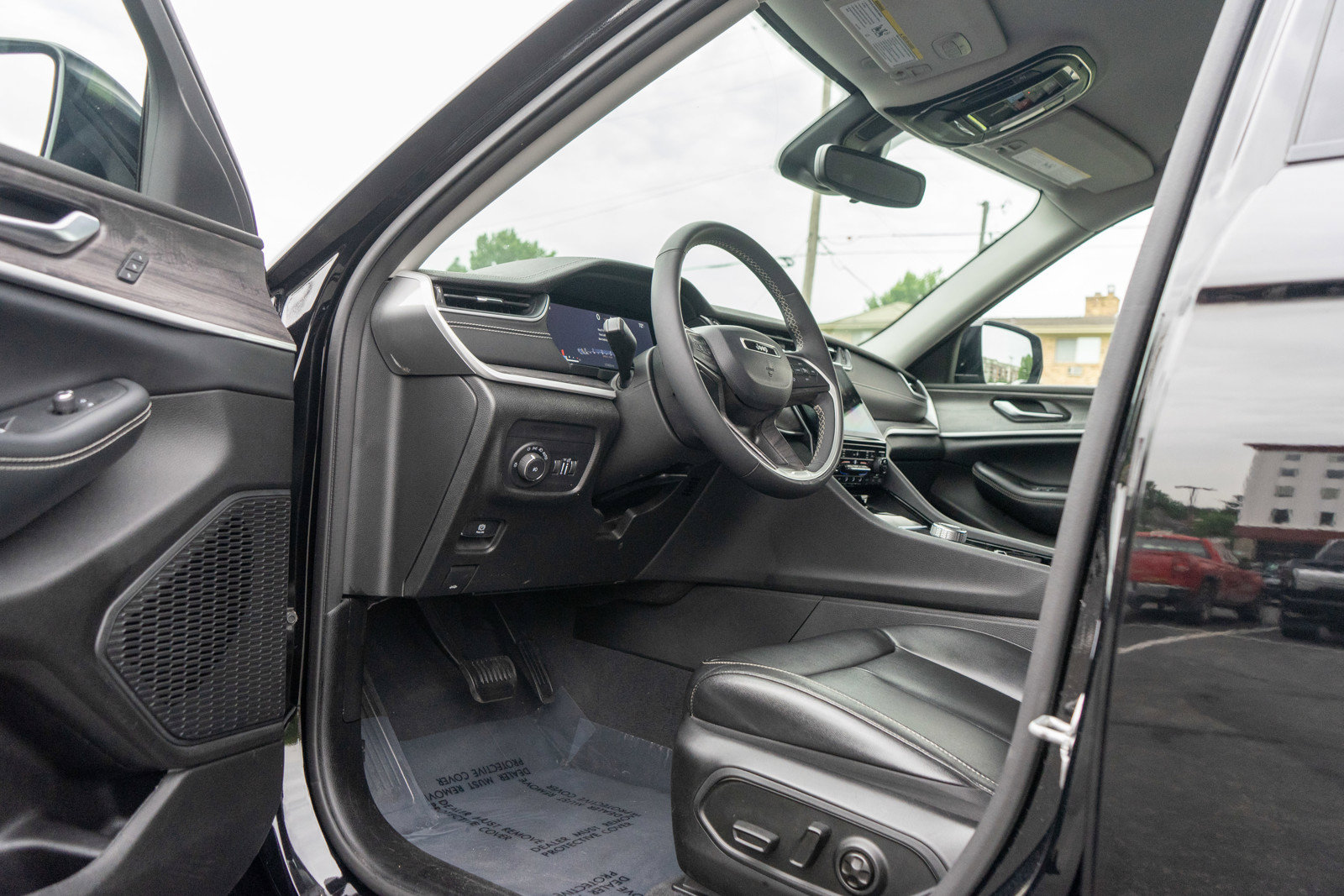 Used 2023 Jeep Grand Cherokee L Limited w/ Black Appearance Package AWD/4WD image 14