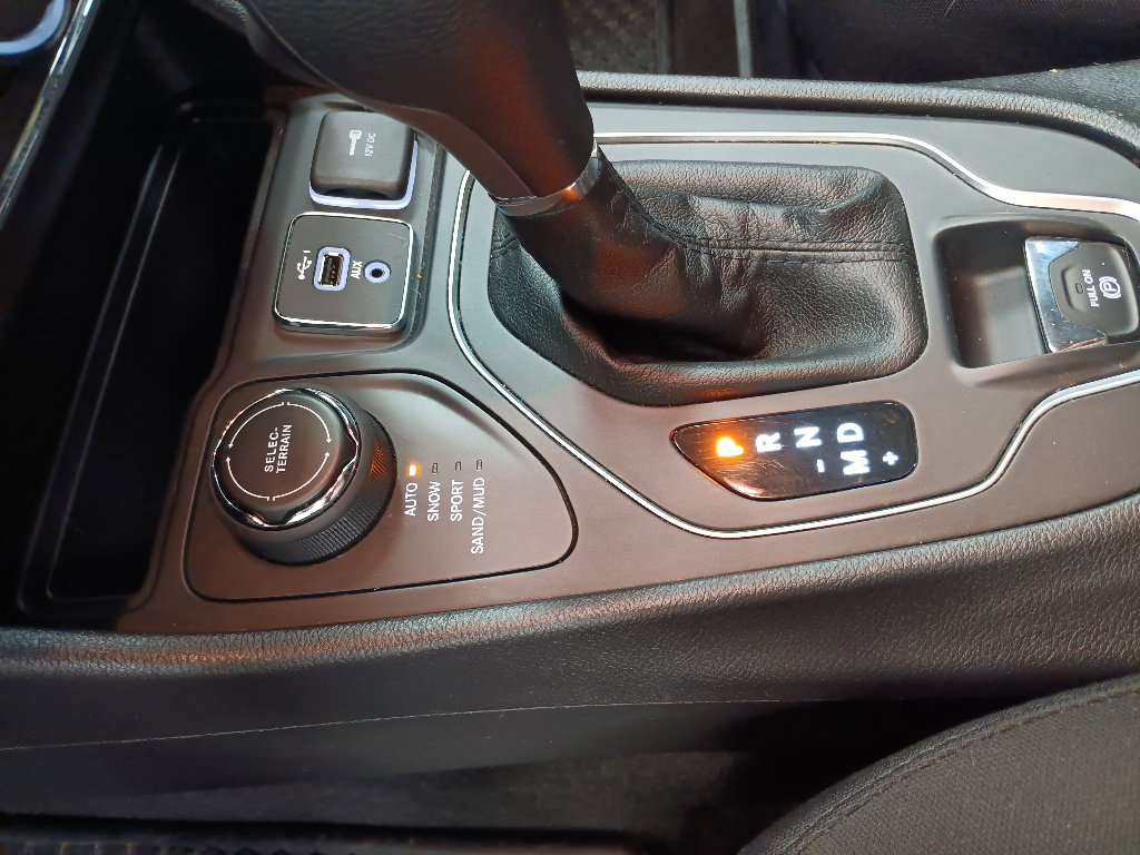 Used 2020 Jeep Cherokee Latitude w/ Cold Weather Group image 13