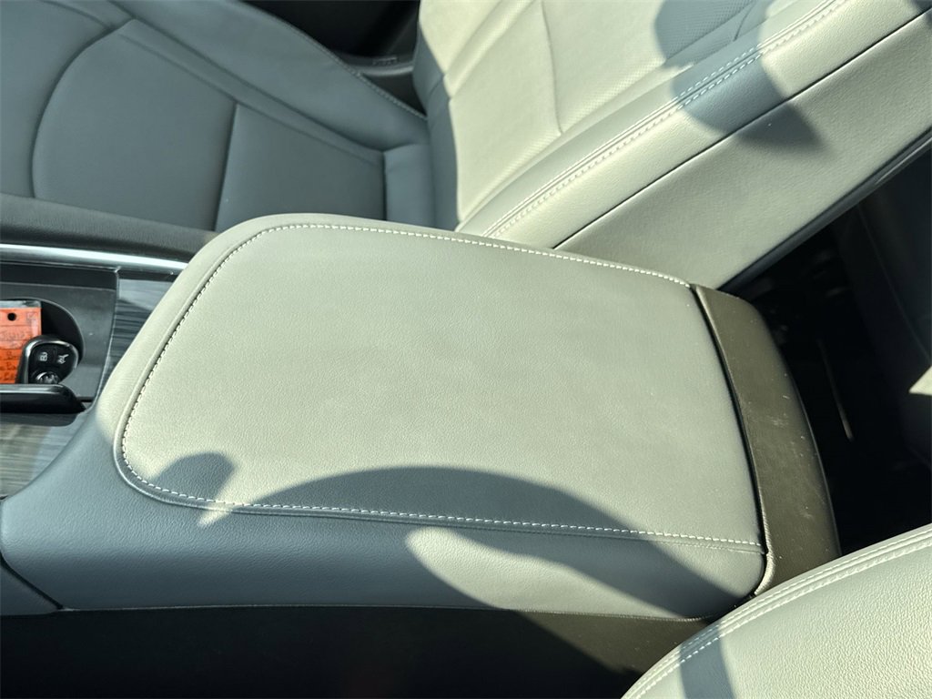 Used 2024 Buick Enclave Essence image 27