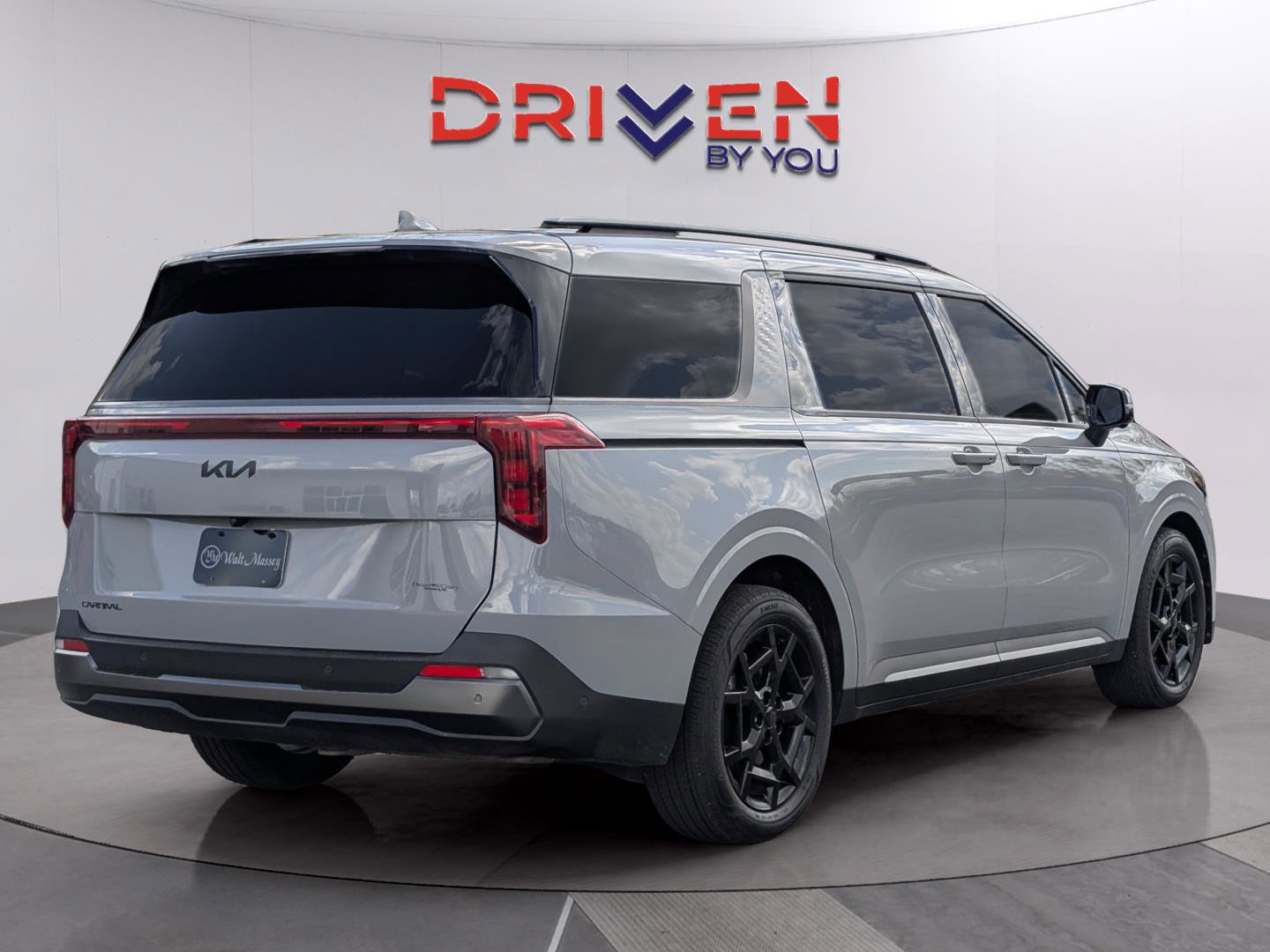 Used 2026 Kia Carnival SX w/ SX Dark Edition Package image 5