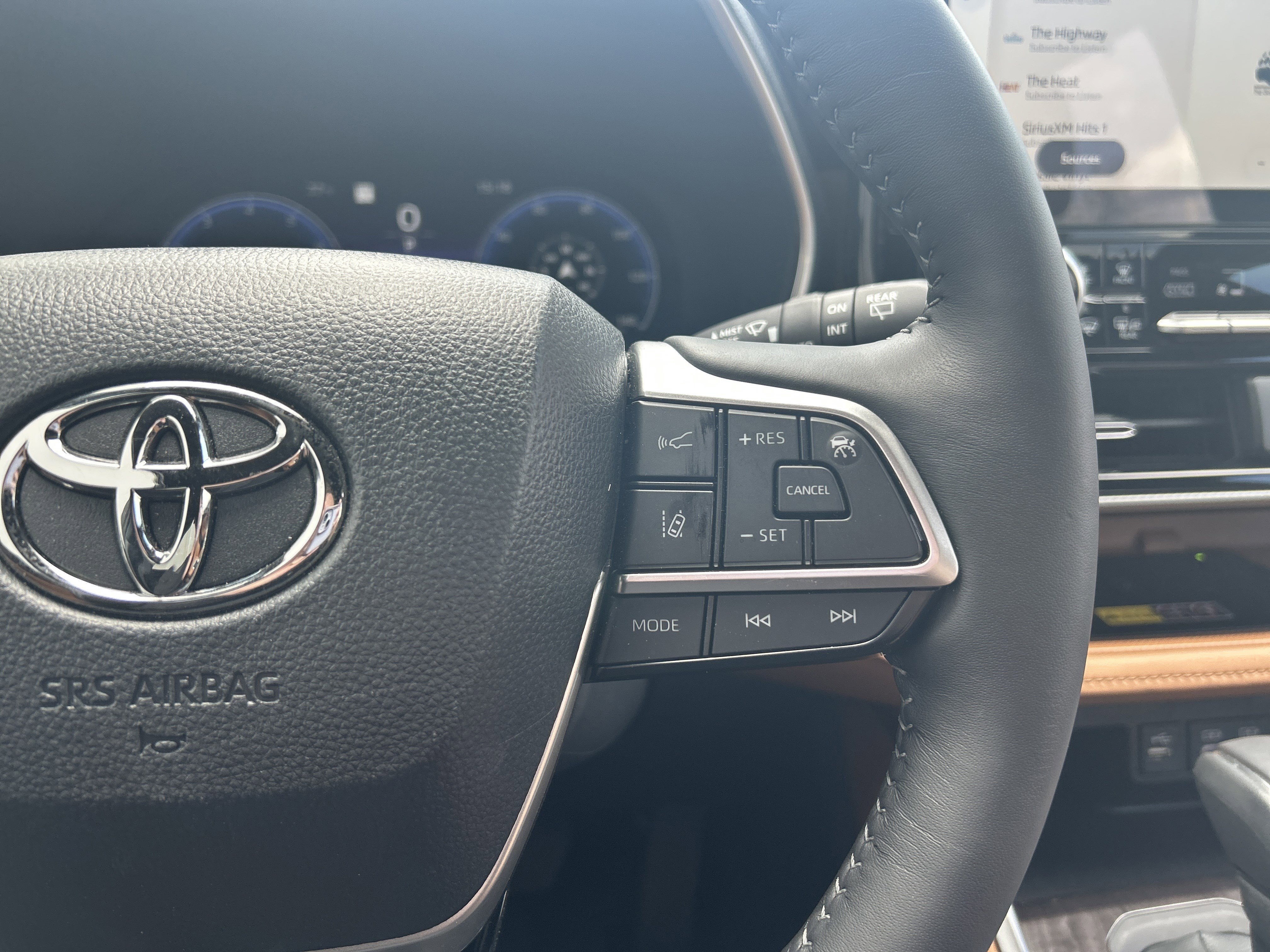 Used 2025 Toyota Highlander Platinum image 19