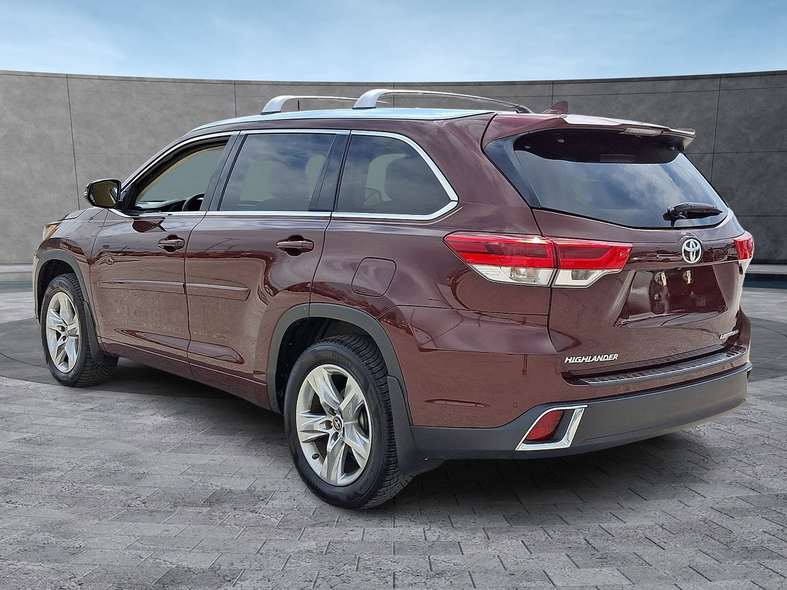 Used 2019 Toyota Highlander Limited AWD/4WD image 4