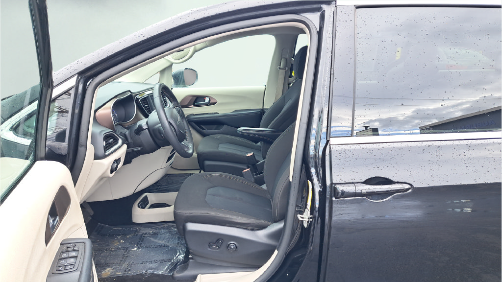 Used 2023 Chrysler Voyager LX FWD image 22