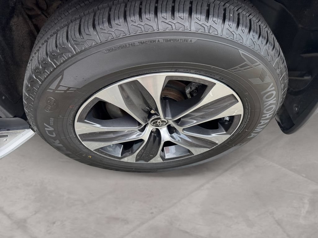 Used 2023 Toyota Highlander XLE AWD/4WD image 14