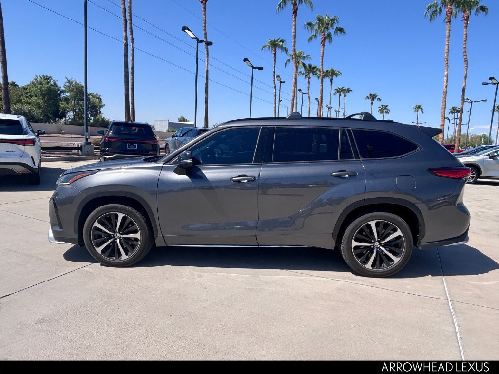 Used 2021 Toyota Highlander XSE FWD image 3