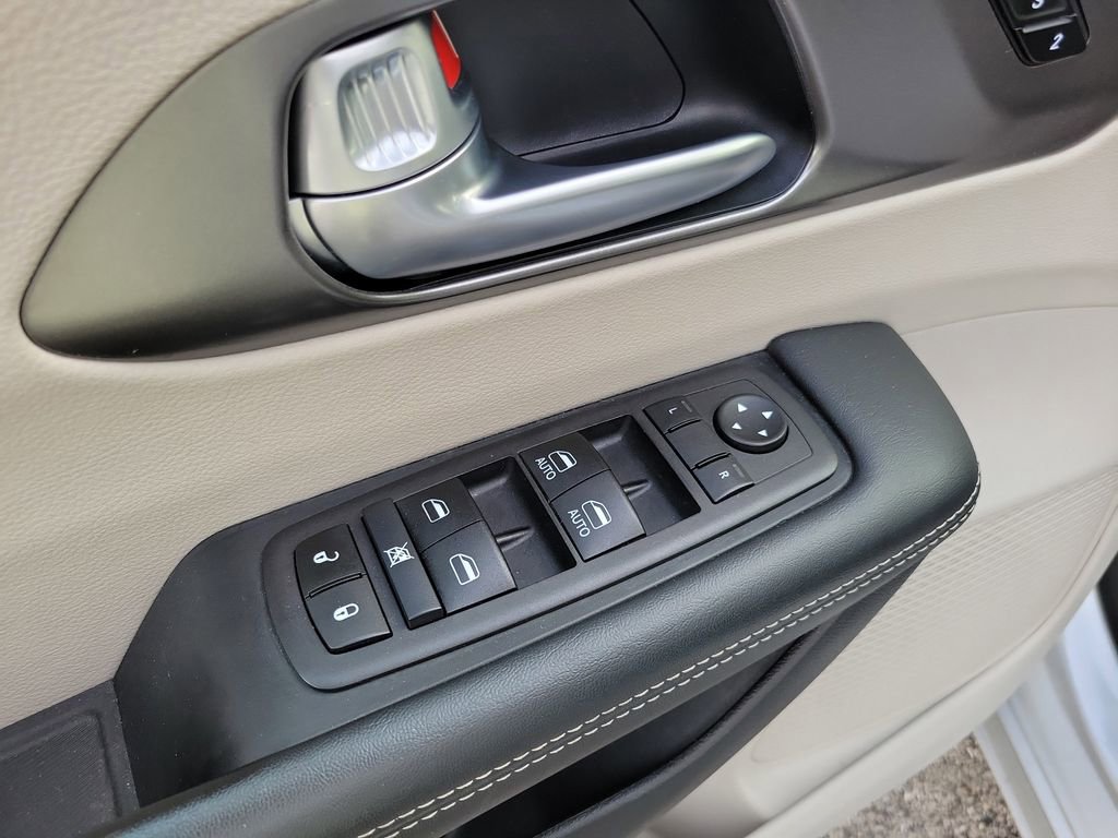 Used 2024 Chrysler Pacifica Touring-L image 19