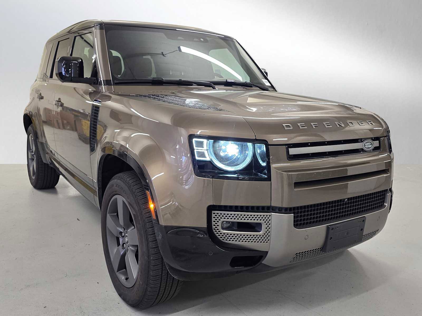 Used 2025 Land Rover Defender 110 X-Dynamic SE AWD/4WD image 7