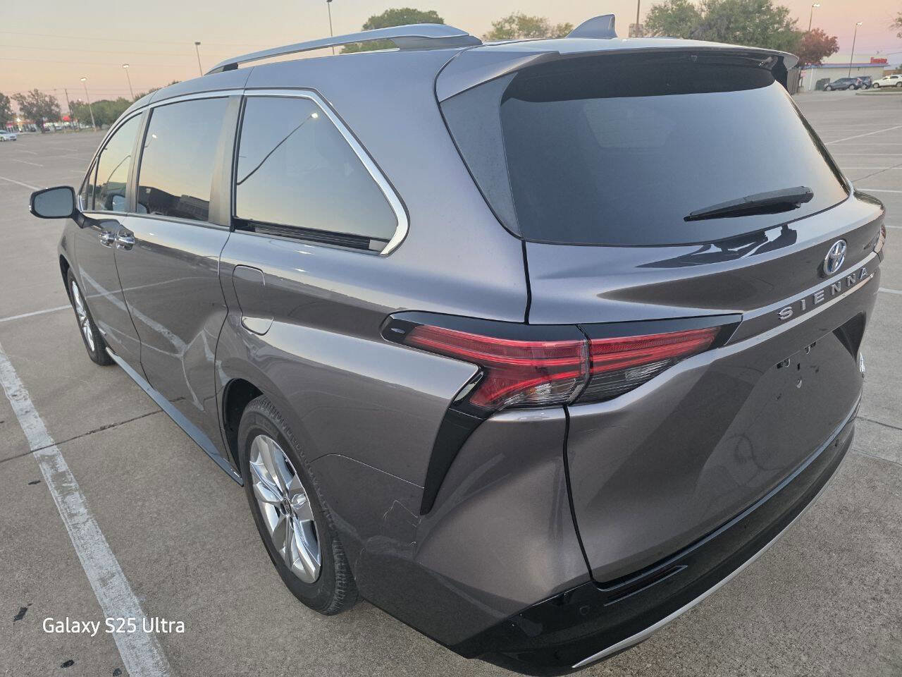 Used 2021 Toyota Sienna Limited FWD image 5