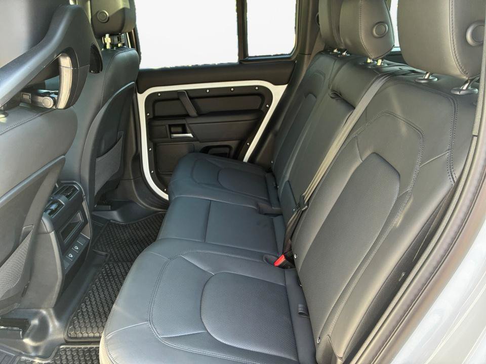 Certified 2025 Land Rover Defender 110 X-Dynamic SE AWD/4WD image 13