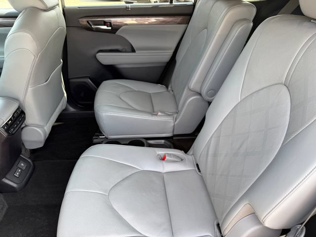 Used 2023 Toyota Highlander Platinum FWD image 32
