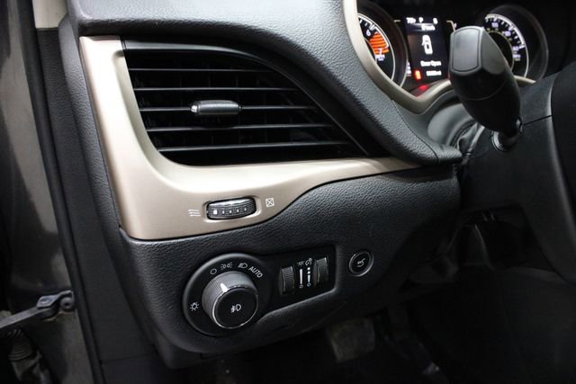 Used 2017 Jeep Cherokee Latitude w/ Comfort/Convenience Group image 19