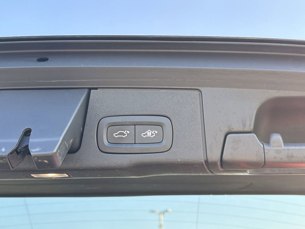 Used 2022 Volvo XC60 T8 Inscription image 15