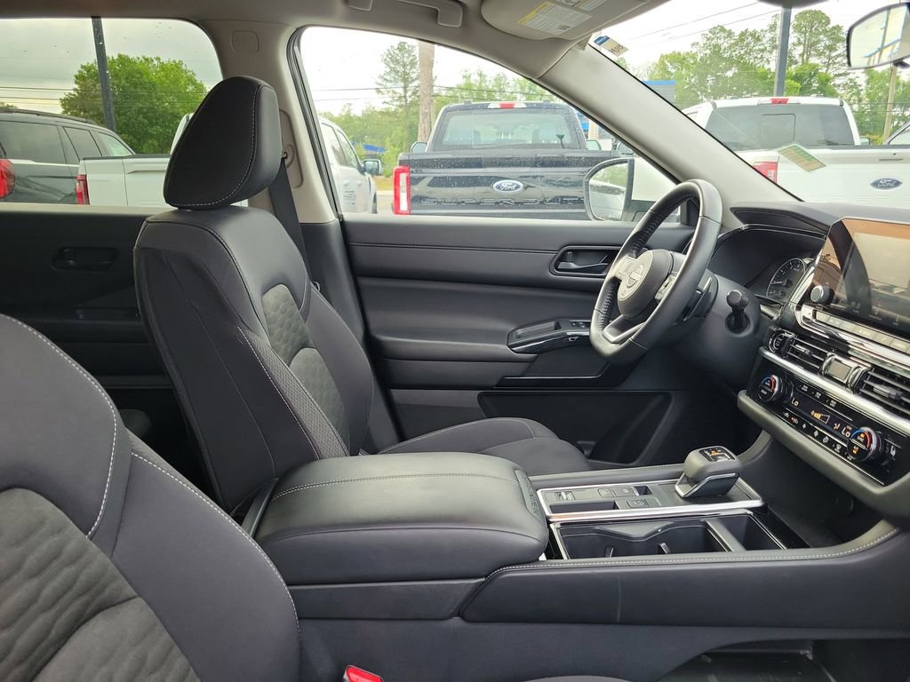Used 2024 Nissan Pathfinder SV FWD image 37