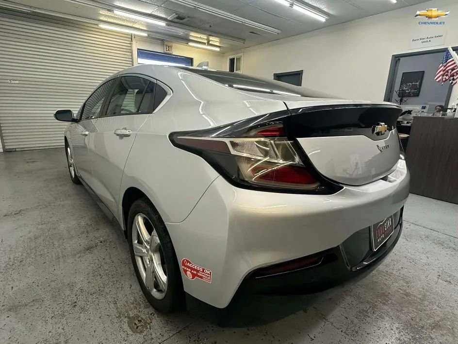 Used 2017 Chevrolet Volt LT w/ Comfort Package image 6