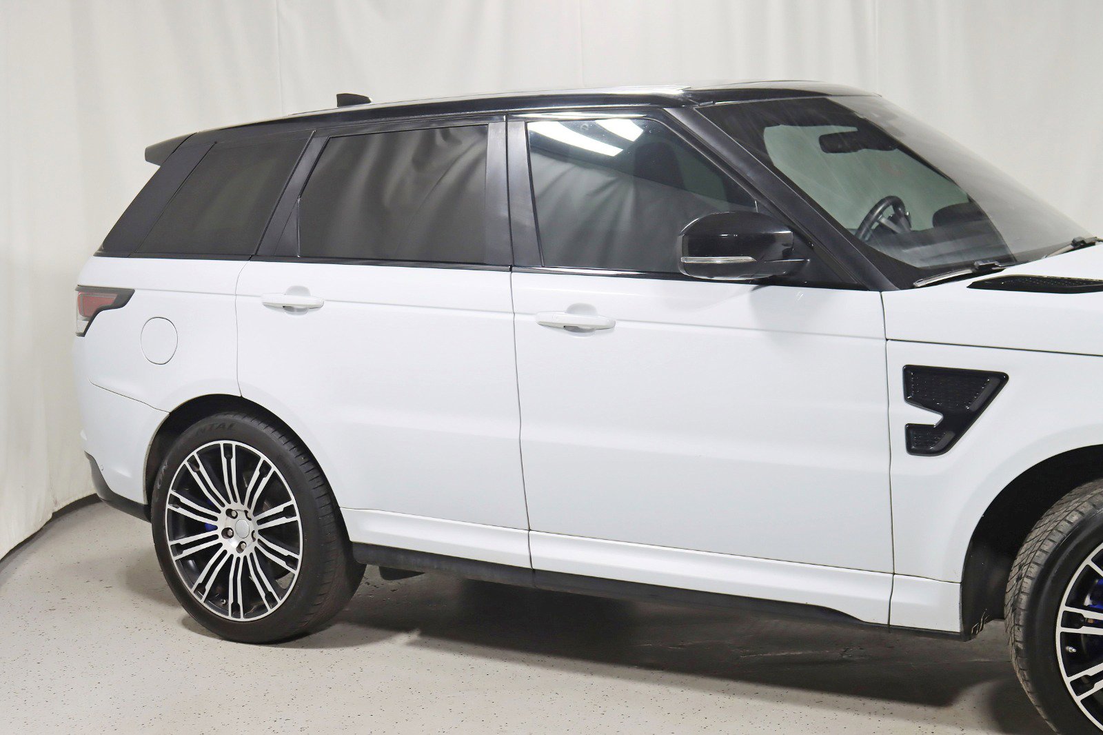 Used 2017 Land Rover Range Rover Sport SVR AWD/4WD image 3