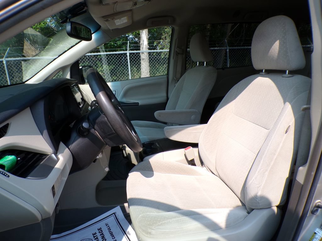 Used 2017 Toyota Sienna LE AWD/4WD image 13