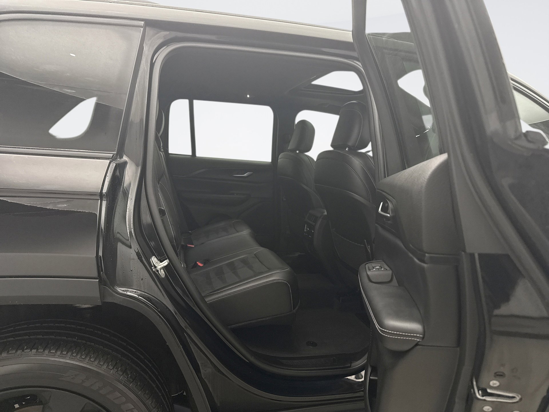 Used 2023 Jeep Grand Cherokee Altitude image 19