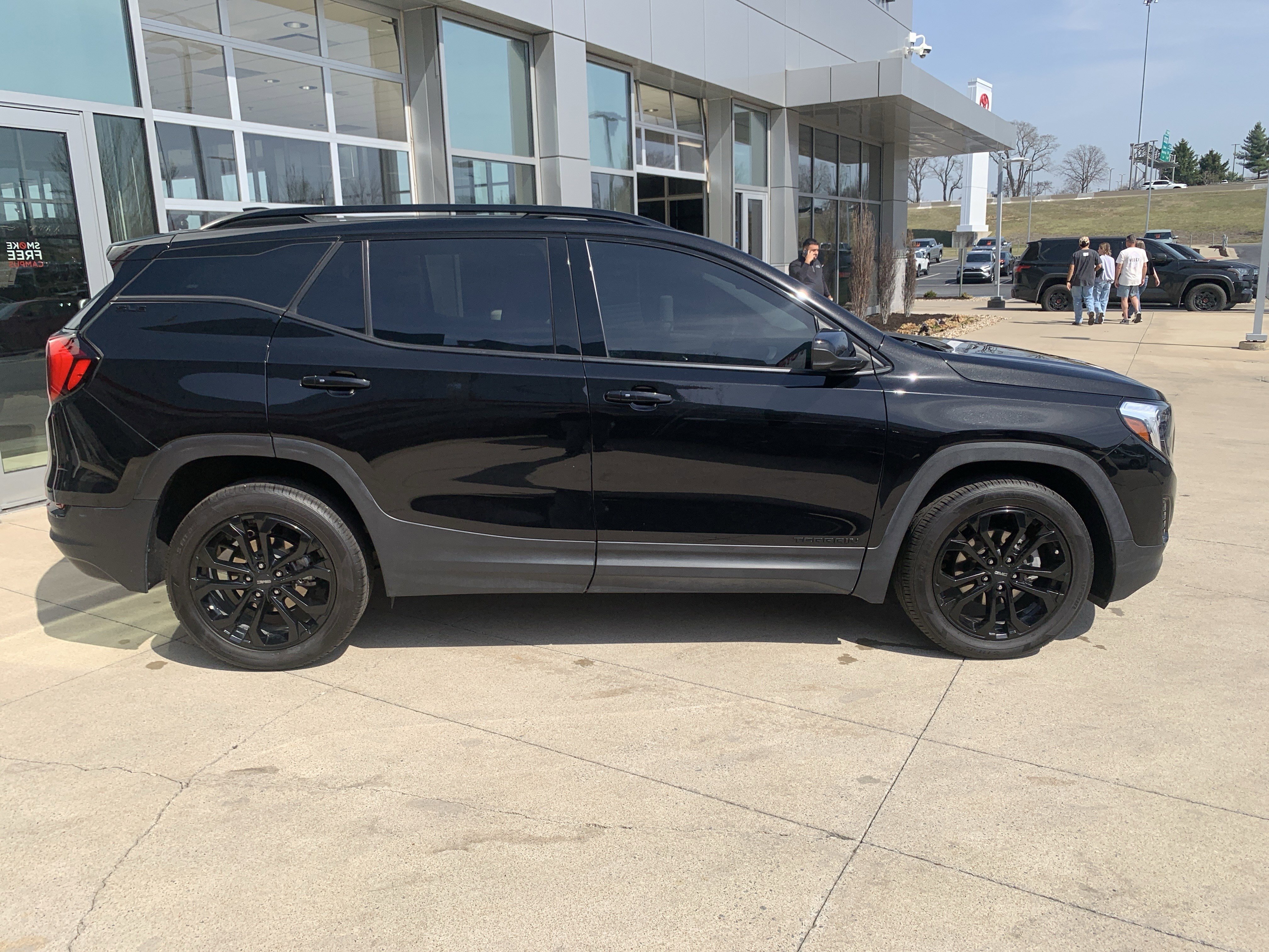 Used 2021 GMC Terrain SLE w/ Elevation Edition image 10