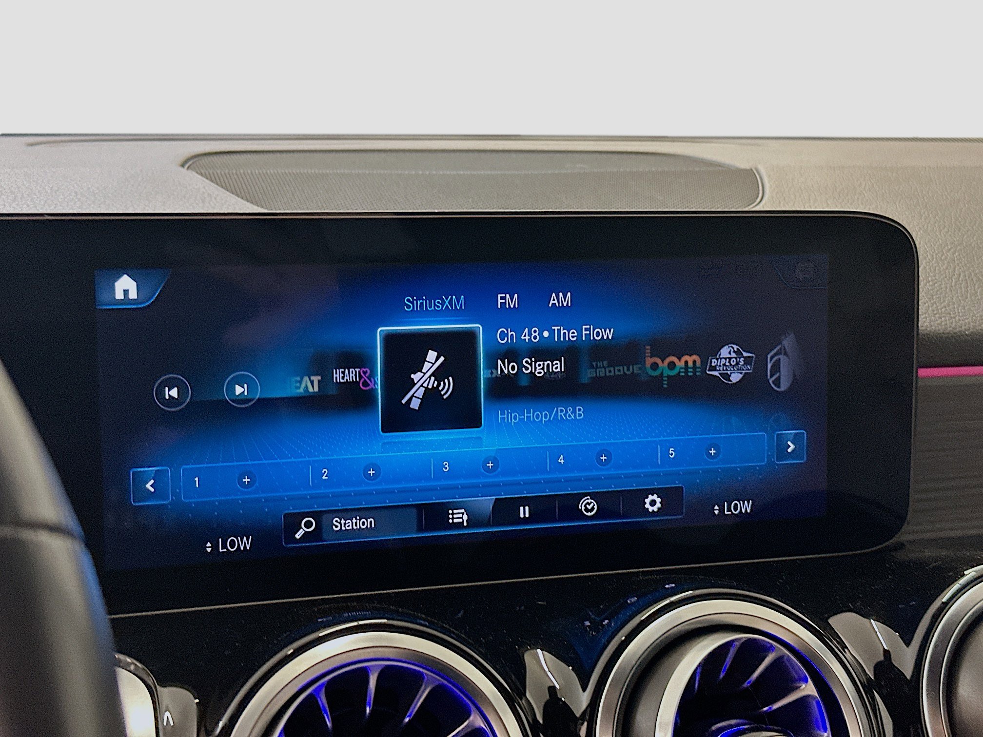 Used 2023 Mercedes-Benz GLB 250 4MATIC w/ Premium Package image 21