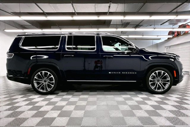 Used 2025 Jeep Grand Wagoneer L Series III w/ Rear-Seat Entertainment Group AWD/4WD image 14