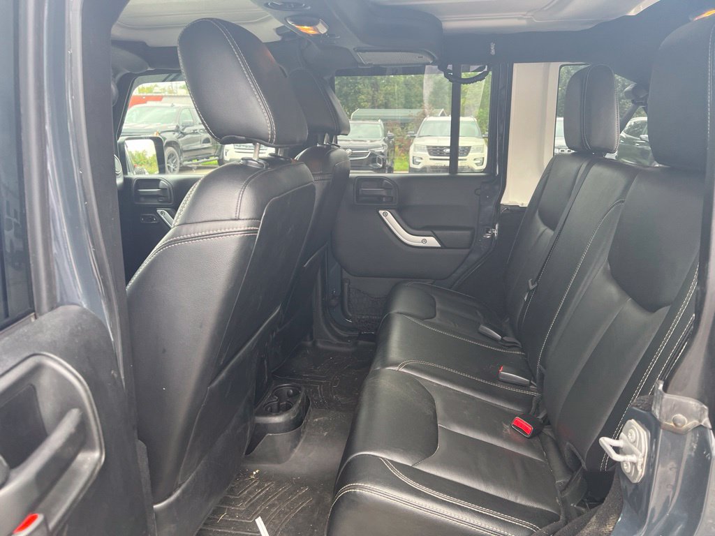 Used 2017 Jeep Wrangler Unlimited Rubicon w/ Connectivity Group AWD/4WD image 9