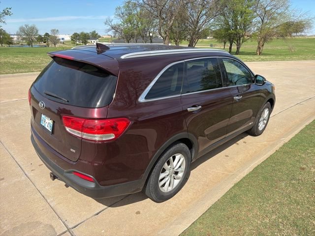 Used 2017 Kia Sorento LX w/ LX Convenience Package image 3