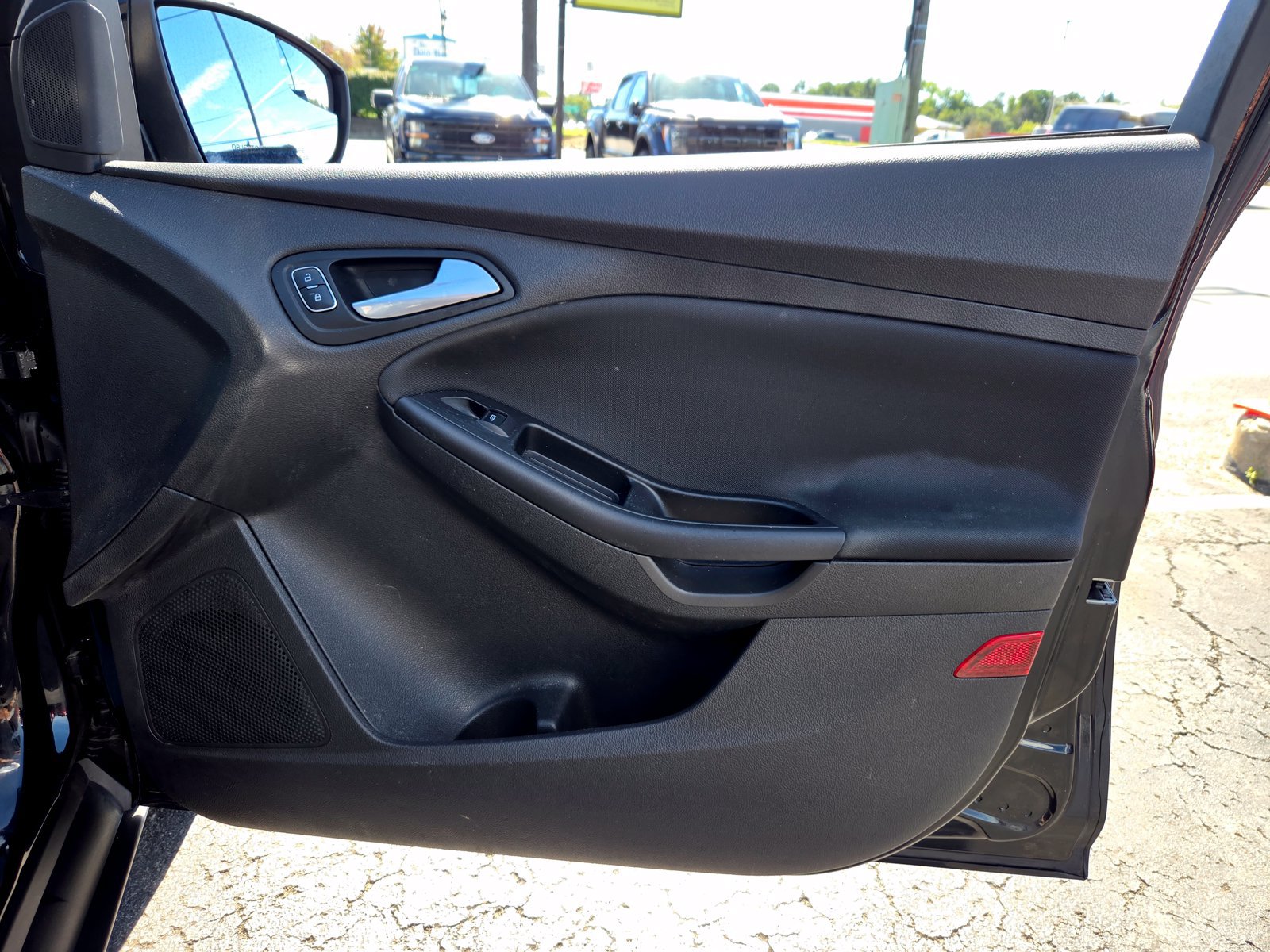 Used 2018 Ford Focus SE w/ SE Appearance Package FWD image 32